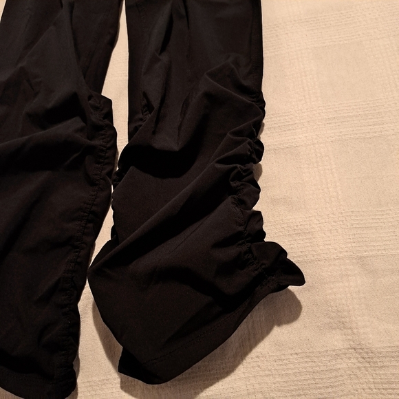 Under Armour girls size 6 black lightweight rushed leg pants - Picture 5 of 7